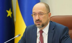 Шмыгаль: Украина рассчитывает получить достаточное количество боеприпасов в апреле