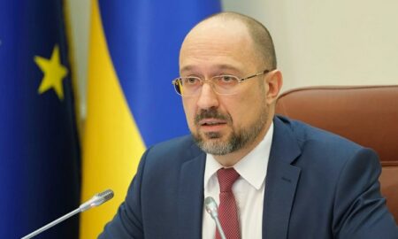 Шмыгаль: Украина рассчитывает получить достаточное количество боеприпасов в апреле