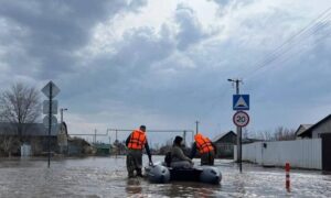Необычный способ спасения: лодка с пассажирами перевернулась во время эвакуации из-за паводка в Самарской области