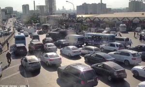 На ряде улиц и проспектов Баку затруднено движение транспорта