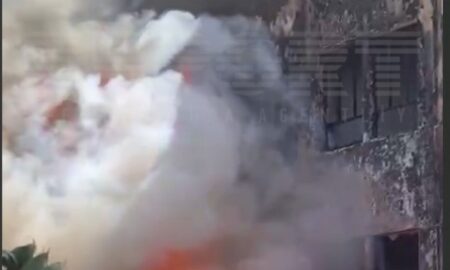 В Баку у родильного дома начался пожар