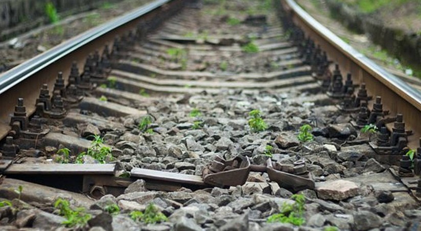 В России девять вагонов пассажирского поезда сошли с рельсов