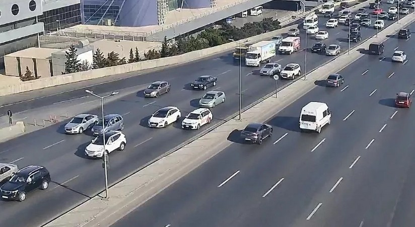 На некоторых улицах и проспектах Баку затруднено движение транспорта