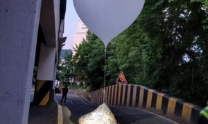 КНДР второй день подряд запускает шары с мусором в Южную Корею