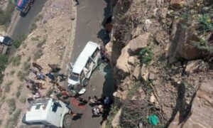 Не менее 14 человек погибло при падении автобуса с горного склона на юге Йемена