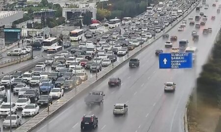 На ряде улиц и проспектов Баку затруднено движение транспорта