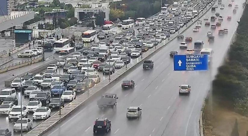 На ряде улиц и проспектов Баку затруднено движение транспорта