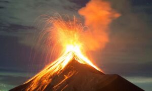 При извержении вулкана в Индонезии погибли по меньшей мере шестеро