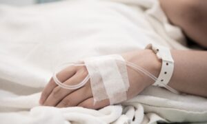 В Баку 59-летняя женщина получила серьезные травмы в ДТП