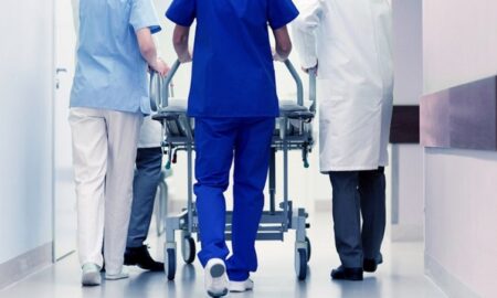 В Агсу 25-летний водитель автомобиля получил тяжелую травму в ДТП