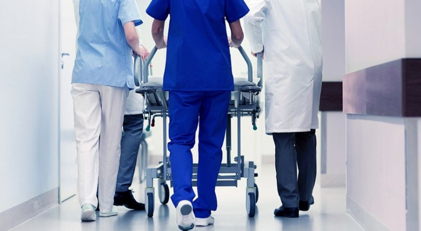 В Агсу 25-летний водитель автомобиля получил тяжелую травму в ДТП