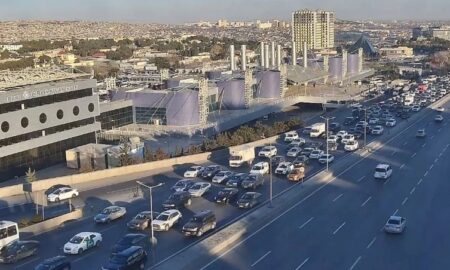 На ряде улиц и проспектов Баку затруднено движение транспорта