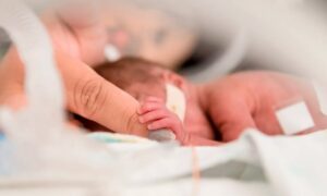 В Гяндже скончался новорожденный младенец