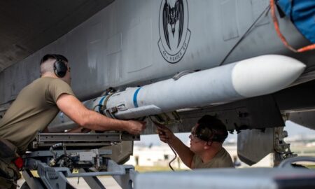 Пентагон заключил контракт с Raytheon для поставки ракет AMRAAM Украине